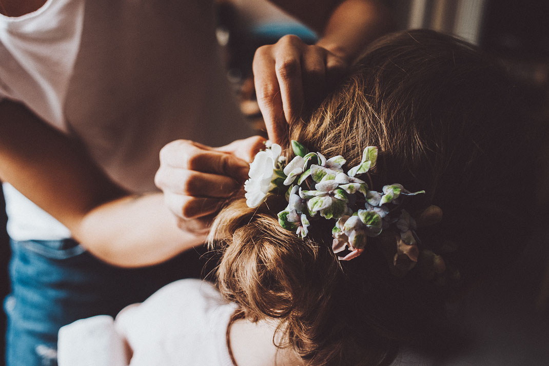 Brautfrisur mit echten Blumen