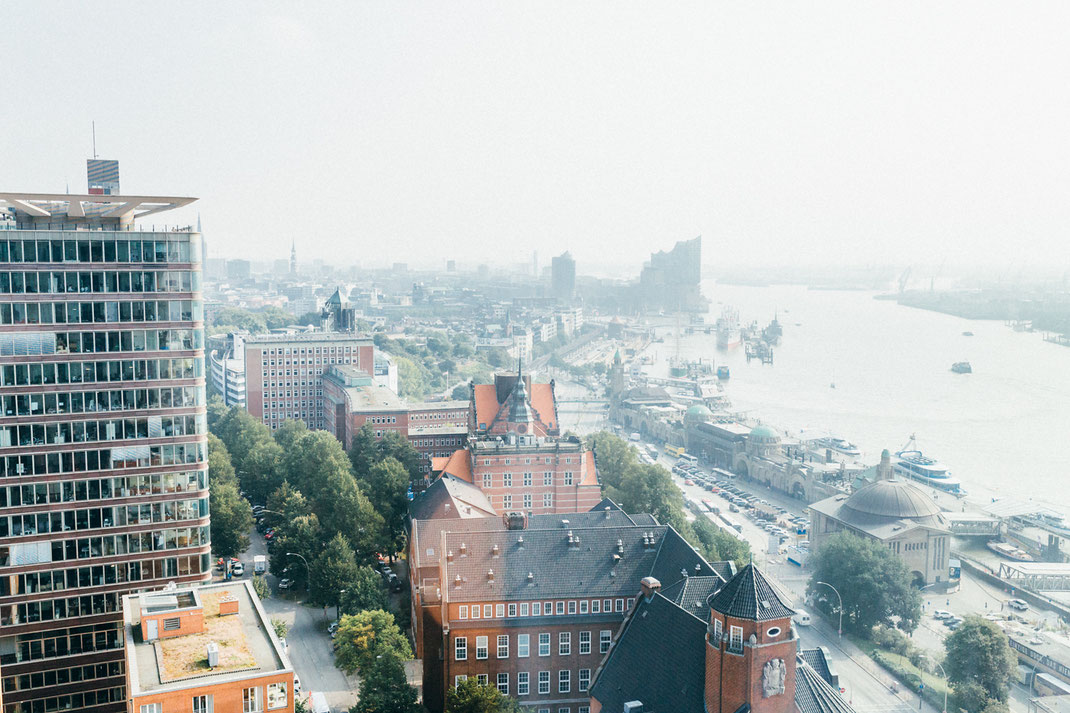 Ausblick aus dem Hotelzimmer über die Landungsbrücken bis zur Elbphilharmonie