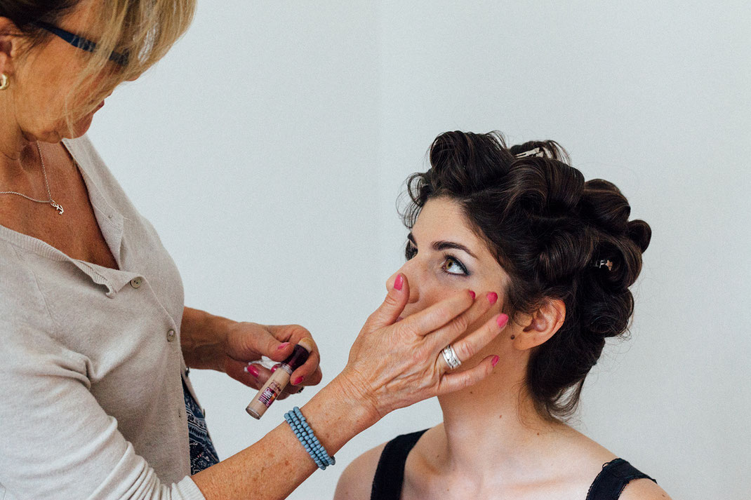 Visagistin für Braut-Make-up bei der Arbeit