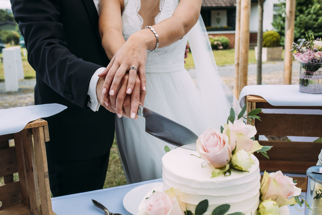 Foto Tortenanschnitt / Hochzeitsfotografin Anne Hufnagl auf Rittergut Valenbrook