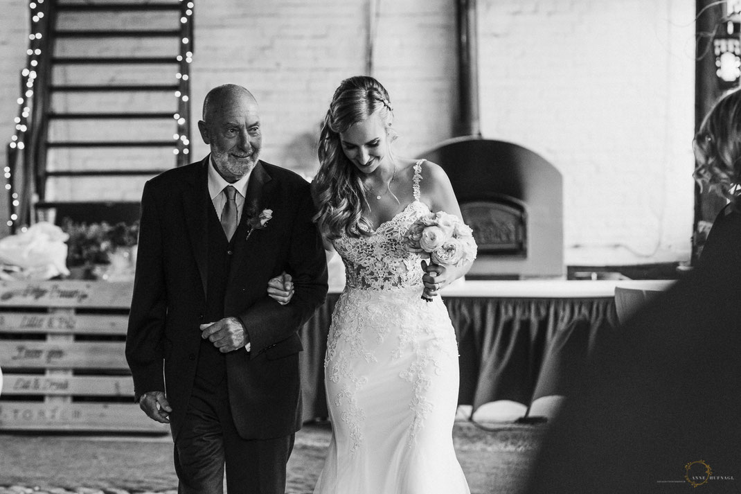 Braut geht mit Brautvater zur Trauung. / Hochzeitsfotografin: Anne Hufnagl