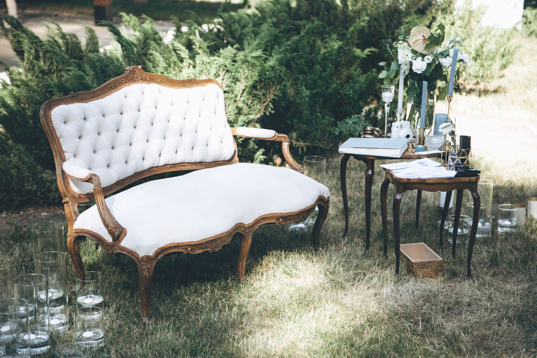 Eine Couch ist der perfekte Trauplatz für ein Brautpaar bei seiner freien Trauung in der Pfalz, Baden oder Hessen.