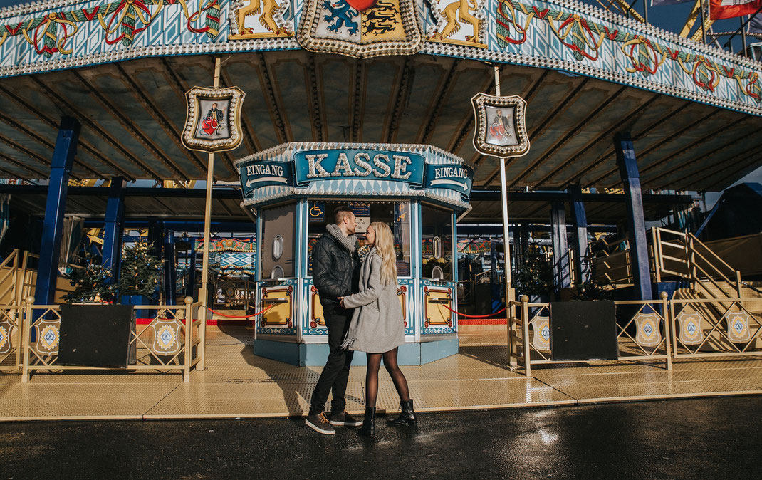 paarshooting auf dem hamburger dom couple shooting hamburg berlin fotografin bunte fahrgeschäfte riesenrad