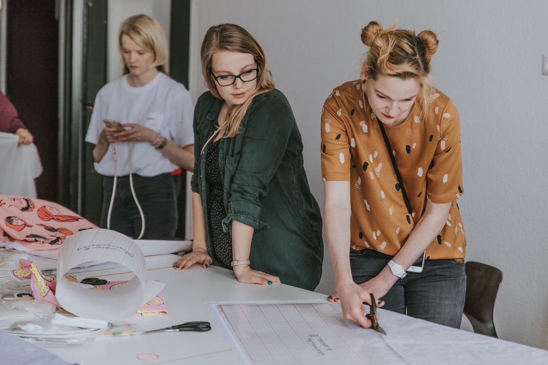 Berliner Bloggerworkshop DIY-Lampenschirm mit Mehrschein Etsy und Spoonflower Berlin Social Media Content Creation Influencer Event  Nadine Kunath Storytelling Fotograf Content Creator Brandenburg