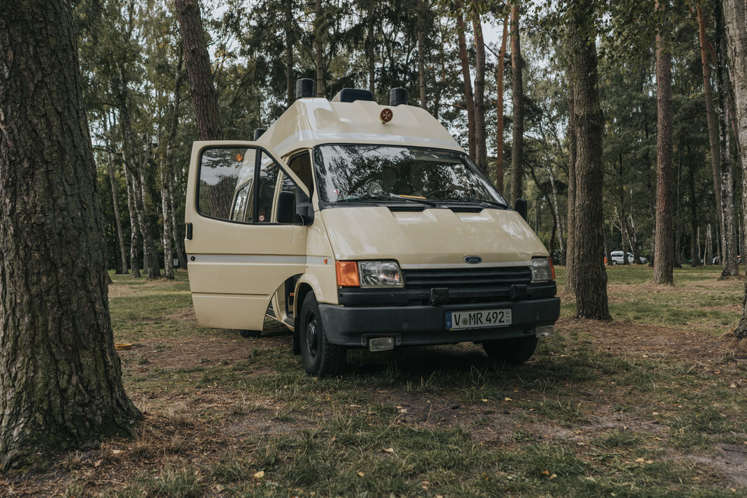 Rettungswagen Rudolph Bulli Umbau Ford Campingplatz Dierhagen Ostsee Waldcamping PaulCamper Mietcamper