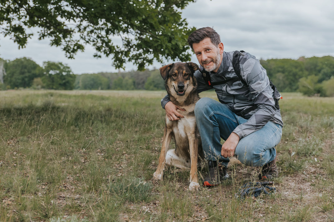 Portrait mit Mensch und Hund Erpetal Berlin Hoppegarten Gruppenbild Streunerhilfe Bulgarien e.V. Hundefotografie Berlin Tierfotograf Brandenburg authentische Reportage