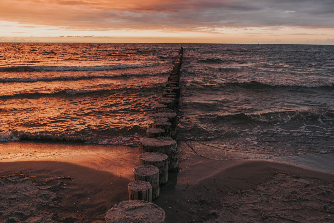 Ostsee Urlaub Strandkörbe Sonnenuntergang Ostsee Zingst längster Tag des Jahres 2019 schöner eindrucksvoller Sonnenuntergang Reisefotograf Deutschland Berlin Content Creater Brandenburg Mecklenburg Vorpommern Storytelling