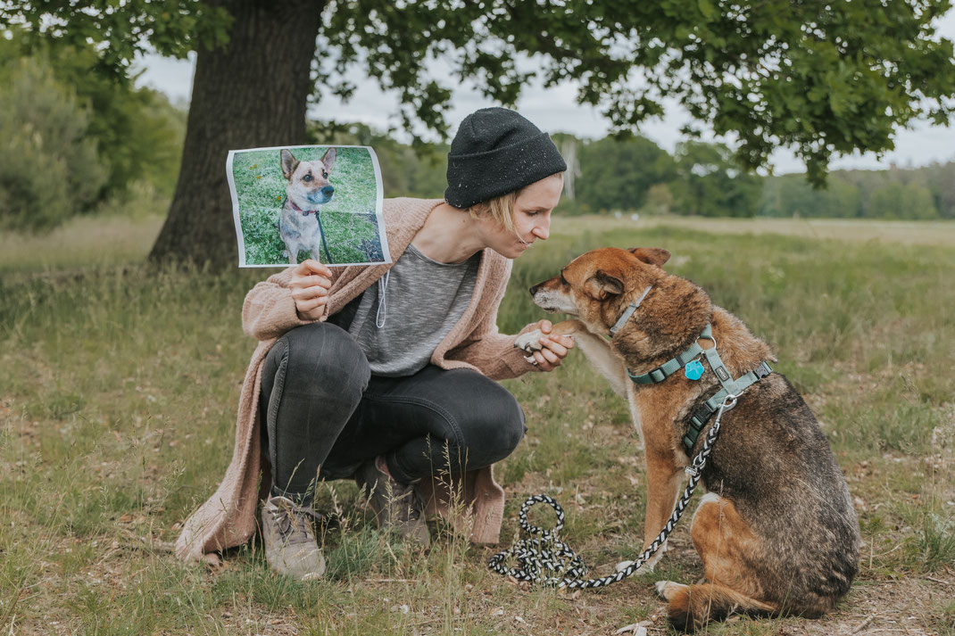 Portrait mit Mensch und Hund alter Hund aus Tierschutz Erpetal Berlin Hoppegarten Gruppenbild Streunerhilfe Bulgarien e.V. Hundefotografie Berlin Tierfotograf Brandenburg authentische Reportage