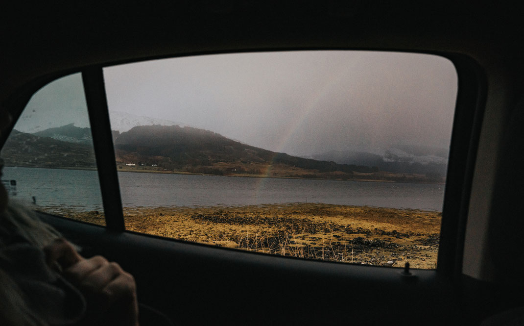 Kurz vor unserer zweiten Unterkunft, in der Nähe von Fort William, empfing uns wieder ein Regenbogen. Der Weg zu unserem Cottage war eine einspurige Straße - einheimische Kraftfahrer kamen uns in rasenten Tempo entgegen und liesen unseren Atem inne halten