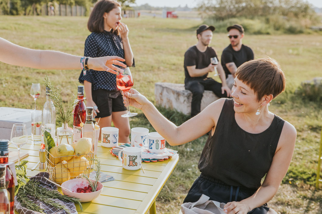 Influencer Event Berlin Tempelhofer Feld this is jane wayne blogger Vincent Aperitif Gretchen Gin Content Creation Food and Beverage Nadine Kunath Fototgrafin Berlin Brandenburg 