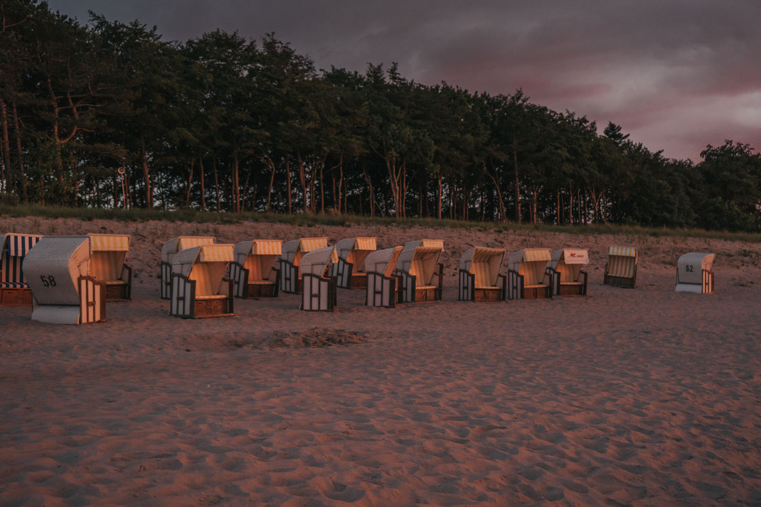 Ostsee Urlaub Strandkörbe Sonnenuntergang Ostsee Zingst längster Tag des Jahres 2019 schöner eindrucksvoller Sonnenuntergang Reisefotograf Deutschland Berlin Content Creater Brandenburg Mecklenburg Vorpommern Storytelling