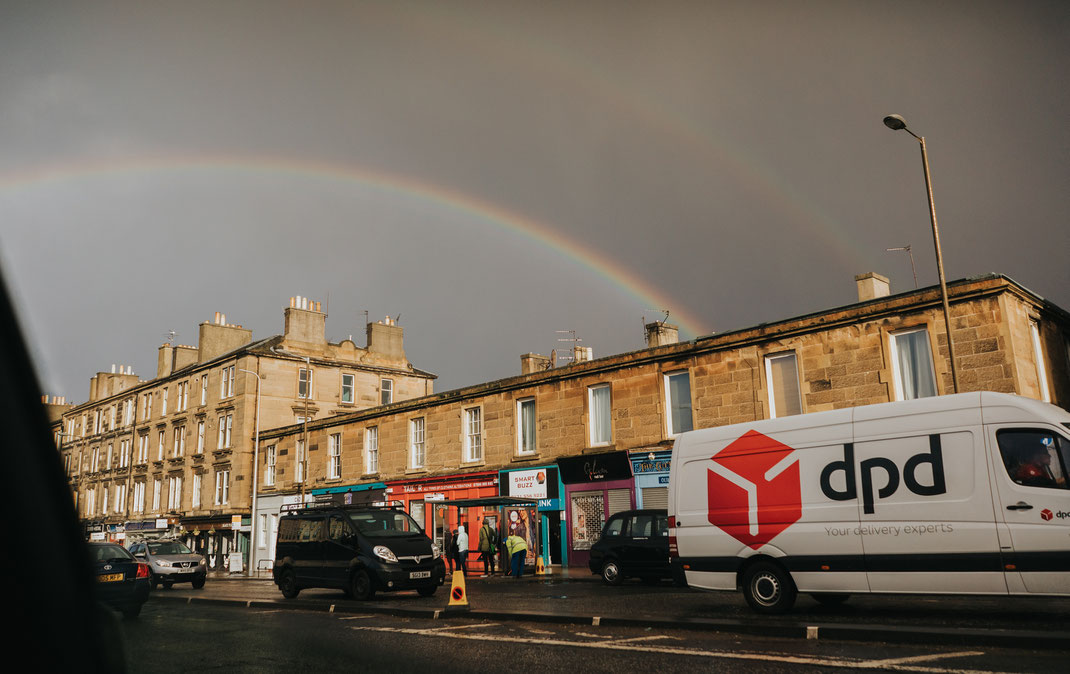 Unser erstes Ziel: Edinburgh. Ein pompöser Empfang mit grauen Wolken und Regenbogen.