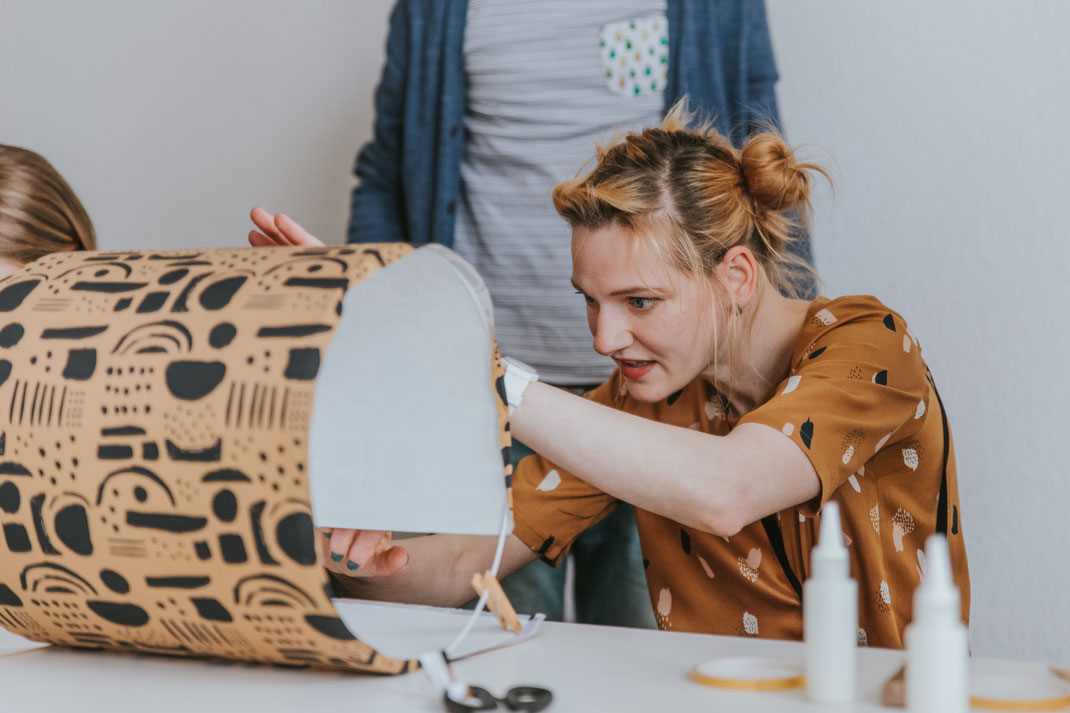 Berliner Bloggerworkshop DIY-Lampenschirm mit Mehrschein Etsy und Spoonflower Berlin Social Media Content Creation Influencer Event  Nadine Kunath Storytelling Fotograf Content Creator Brandenburg