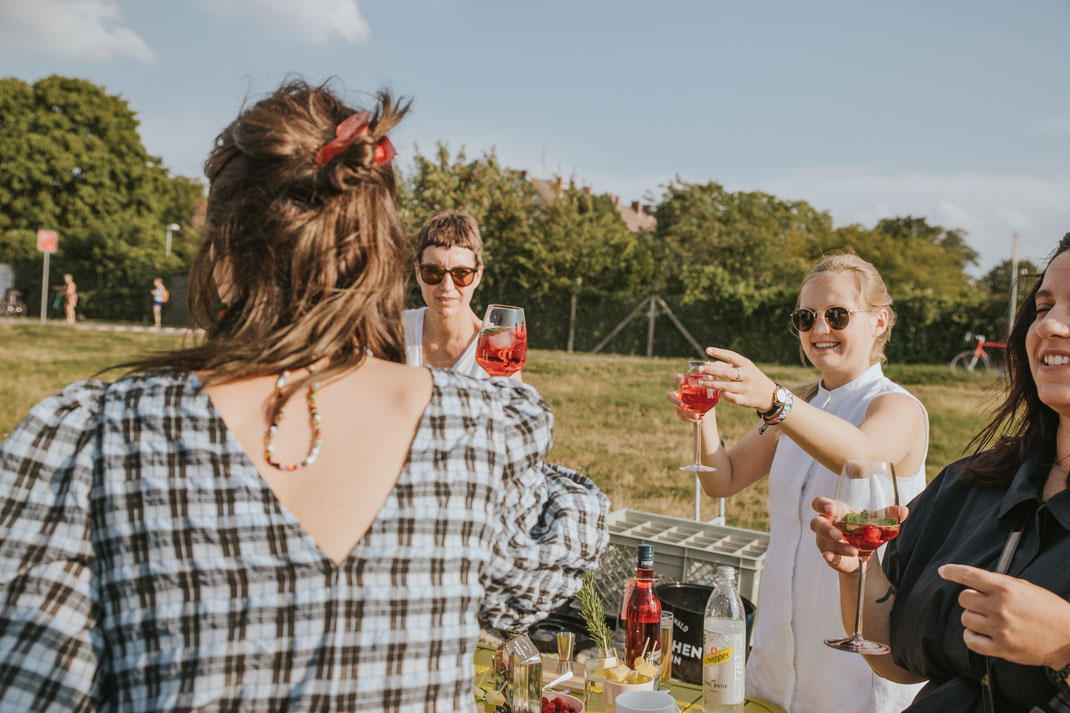 Influencer Event Berlin Tempelhofer Feld this is jane wayne blogger Vincent Aperitif Gretchen Gin Content Creation Food and Beverage Nadine Kunath Fototgrafin Berlin Brandenburg 