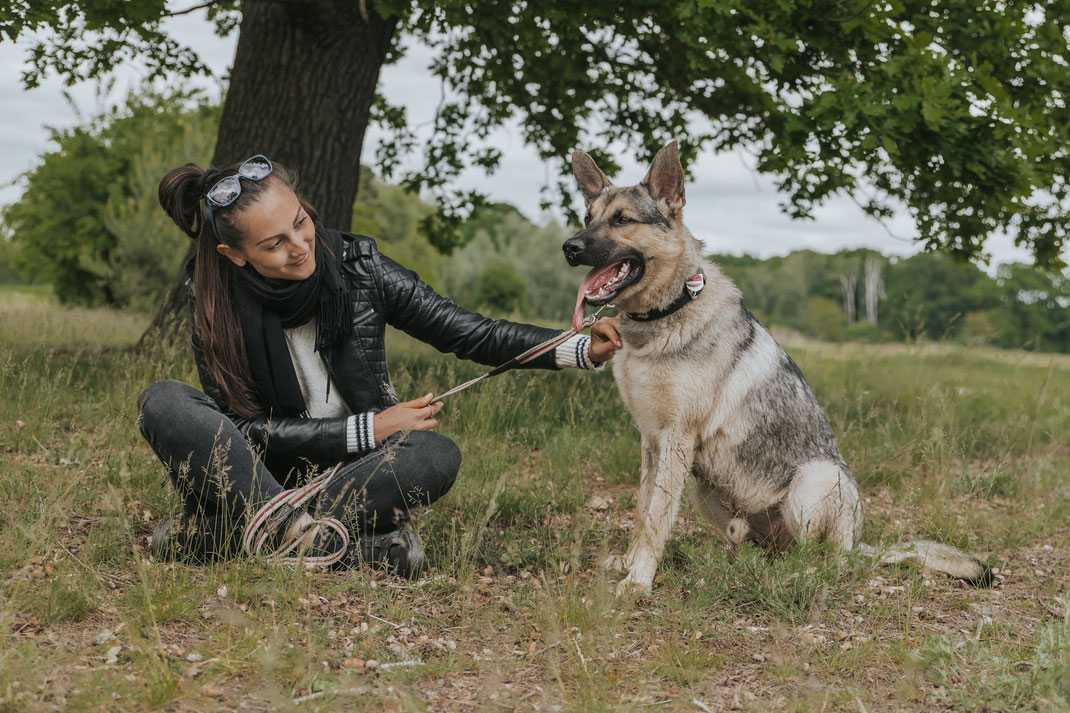 Portrait mit Mensch und Hund alter Hund aus Tierschutz Erpetal Berlin Hoppegarten Gruppenbild Streunerhilfe Bulgarien e.V. Hundefotografie Berlin Tierfotograf Brandenburg authentische Reportage