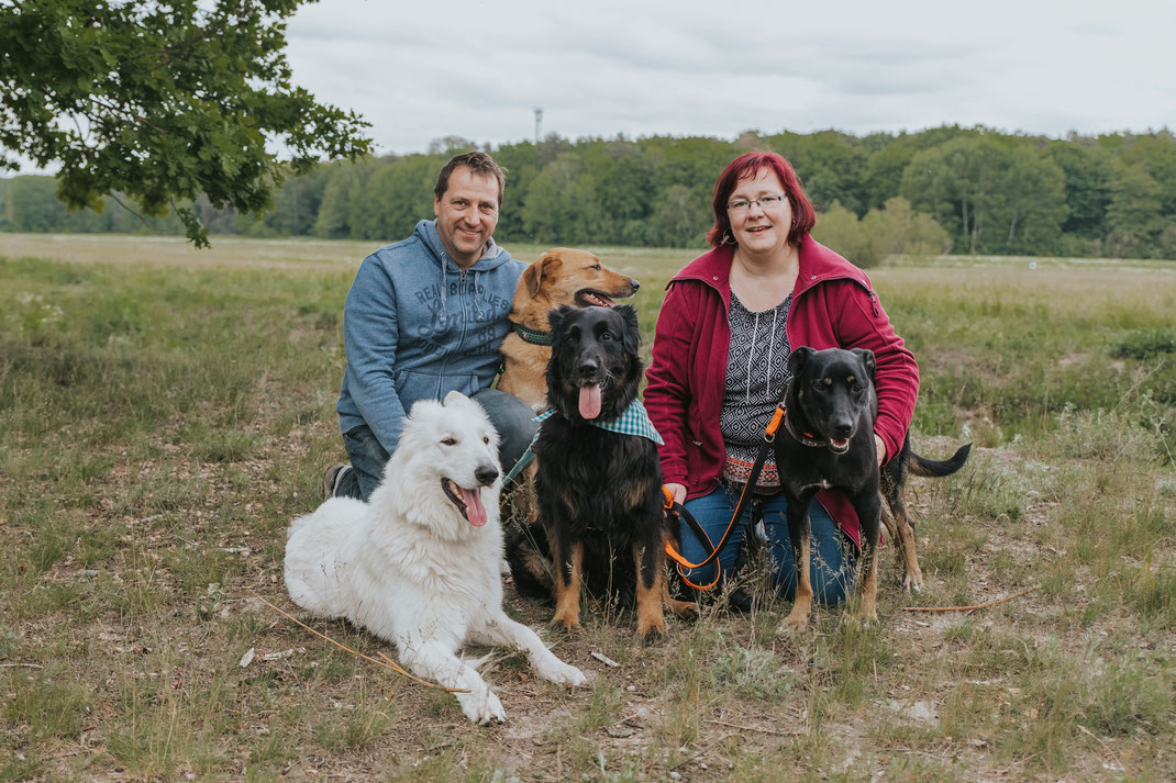 Familienfoto mit Hund und Mensch Portraitbild Erpetal Berlin Hoppegarten Gruppenbild Streunerhilfe Bulgarien e.V. Hundefotografie Berlin Tierfotograf Brandenburg authentische Reportage