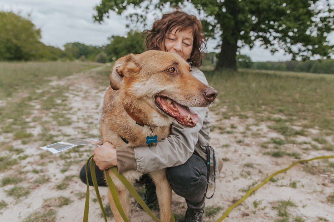 Portraitfoto Hund mit Mensch Erpetal Berlin Hoppegarten Gruppenbild Streunerhilfe Bulgarien e.V. Hundefotografie Berlin Tierfotograf Brandenburg authentische Reportage