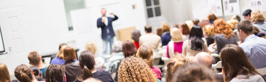 At staff meetings, pictures are an appropriate means to illustrate the crisis in the company.