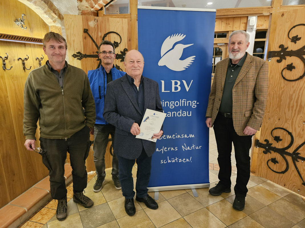 Foto: Ehrung von Herrn Markus Plötz Sen. für 10 Jahre Mitgliedschaft beim LBV (von links: Dr. Chr. Stierstorfer, M. Herzig, M. Plötz, J. Aschenbrenner)