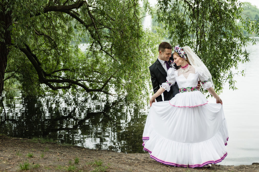 Hungarian wedding in Berlin in a beautiful wedding dress in front of a lake. #teamschnurrbart 