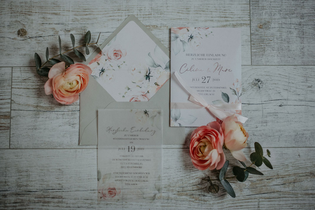 Eine Einladung zur Hochzeit in hellen Pastelltönen mit Blumen. 