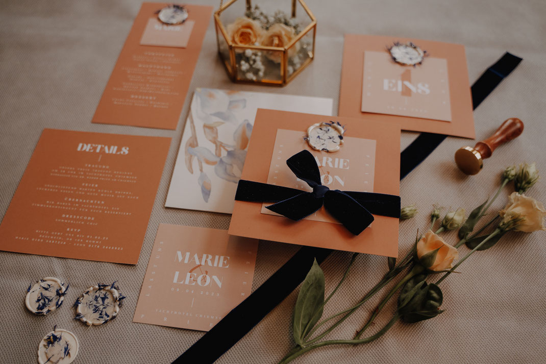 Ein Beispiel für ein Hochzeitspapeterie Set von Cariz Design in Apricot. 