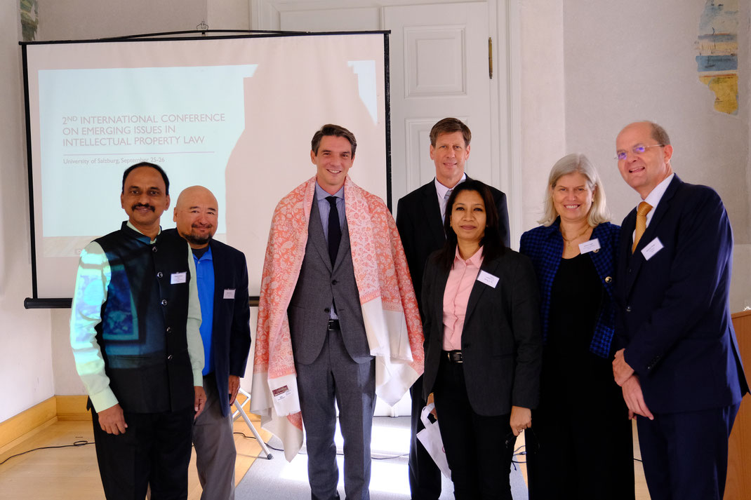 Vice-Rector Felten honored by the Indian co-organizers (Foto: Simon Haigermoser)