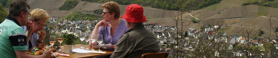 Der "Dernauer Weinfrühling" in den Weinbergen rundum Dernau und Marienthal am Rotweinwanderweg