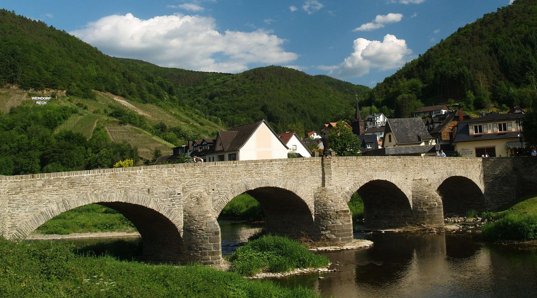 Die St. Nepomuk Brücke aus dem 18. Jahrhundert am Rotweinwanderweg an der Ahr