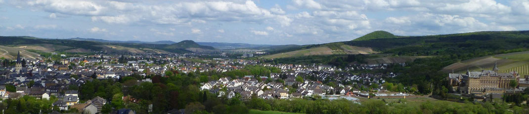 Der Rotweinwanderweg oberhalb von Walporzheim mit Fernsicht Richtung Ahrweiler unf dem Kloster Calvarienberg