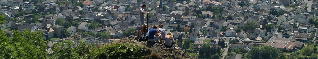 Die Heimersheimer Landskrone bietet auf der Burgruine tiefe, steile und weite Aussichten am Rotweinwanderweg.