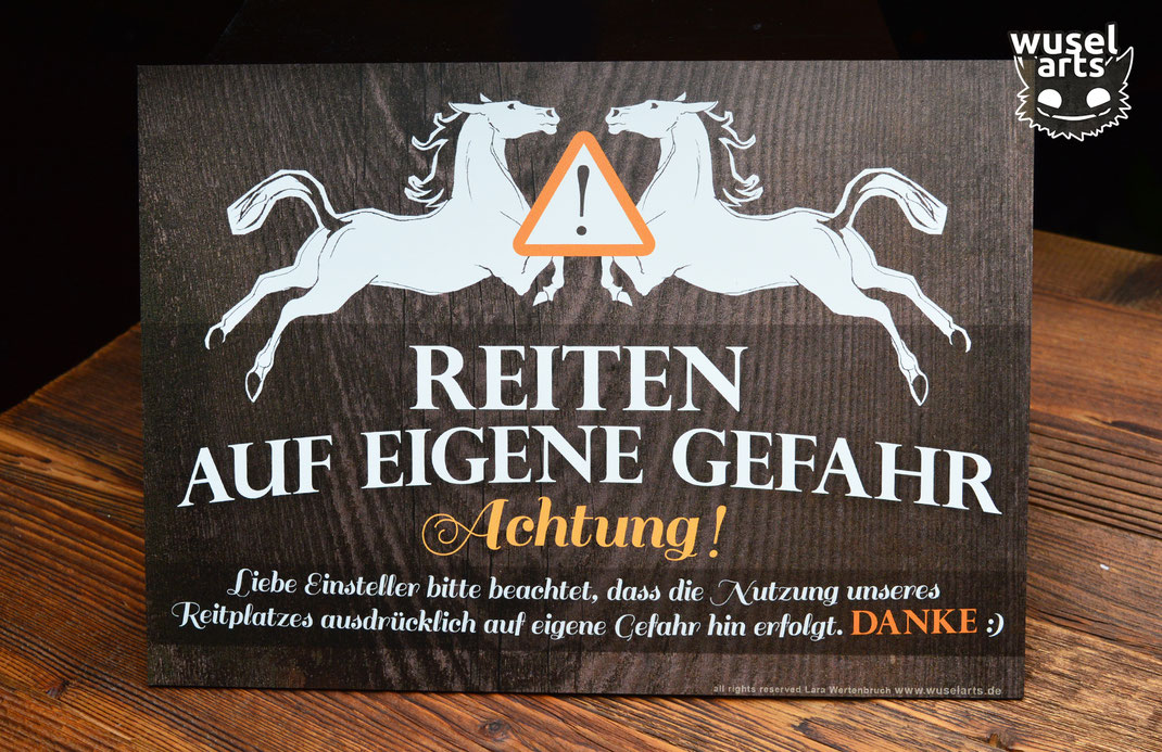 "Reiten auf eigene Gefahr!" Schild für den Reitplatz informiert Einsteller über Nutzung des Reitplatzes