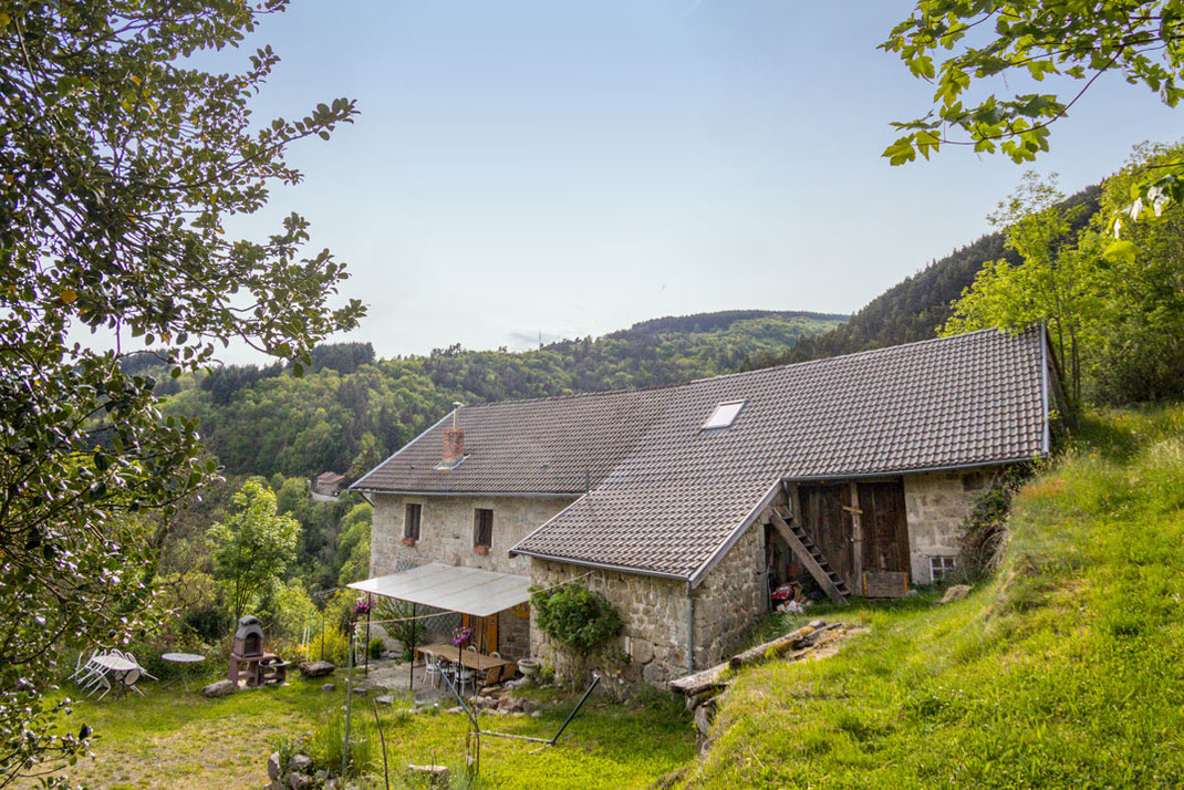 Maison en pierre dans les bois à Saint-Julien d'Intres en Ardèche