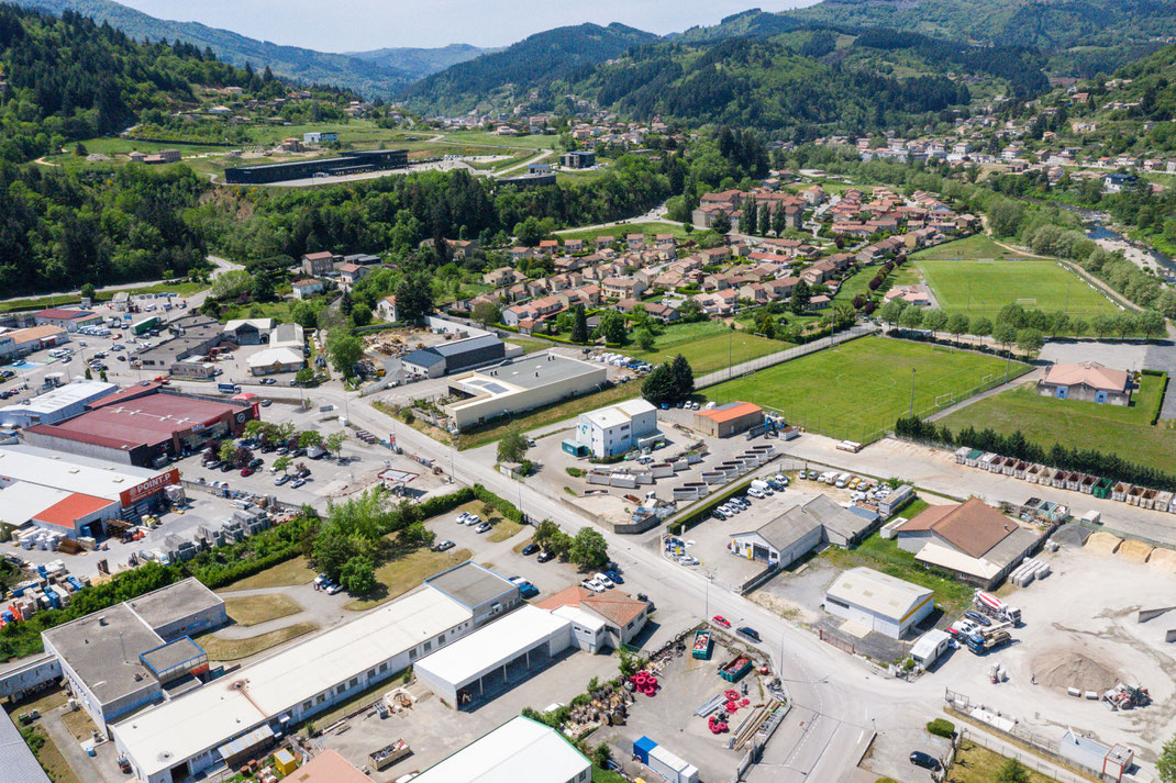 Vue aérienne des zones d'activité du Cheylard en Ardèche