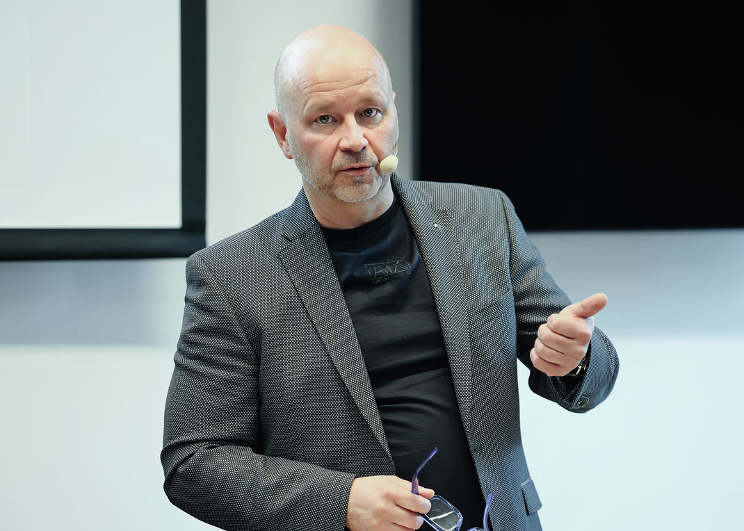 Michael Schnabl bei einem Vortrag zu künstlicher Intelligenz für Berufsfotografen in der Wirtschaftskammer Salzburg - das Foto stammt von Franz Neumayr