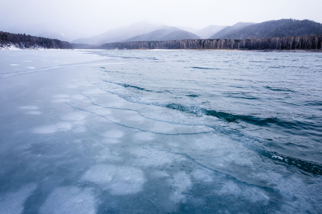 北海道の糠平湖が結氷し始めている様子です。 This is a scene of Lake Nukabira in Hokkaido, Japan, beginning to freeze over.