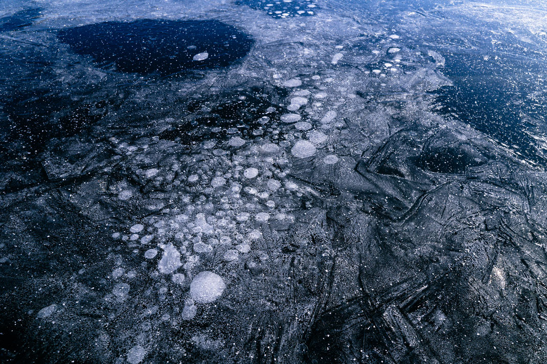 糠平湖のアイスバブル　Ice bubbles on lake Nukabira in Hokkaido, Japan