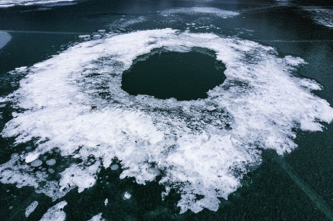 氷上にできたガス穴。人がすっぽり落ちるサイズのものも。薄氷が張り、その上に雪が積もると天然の落とし穴になる。