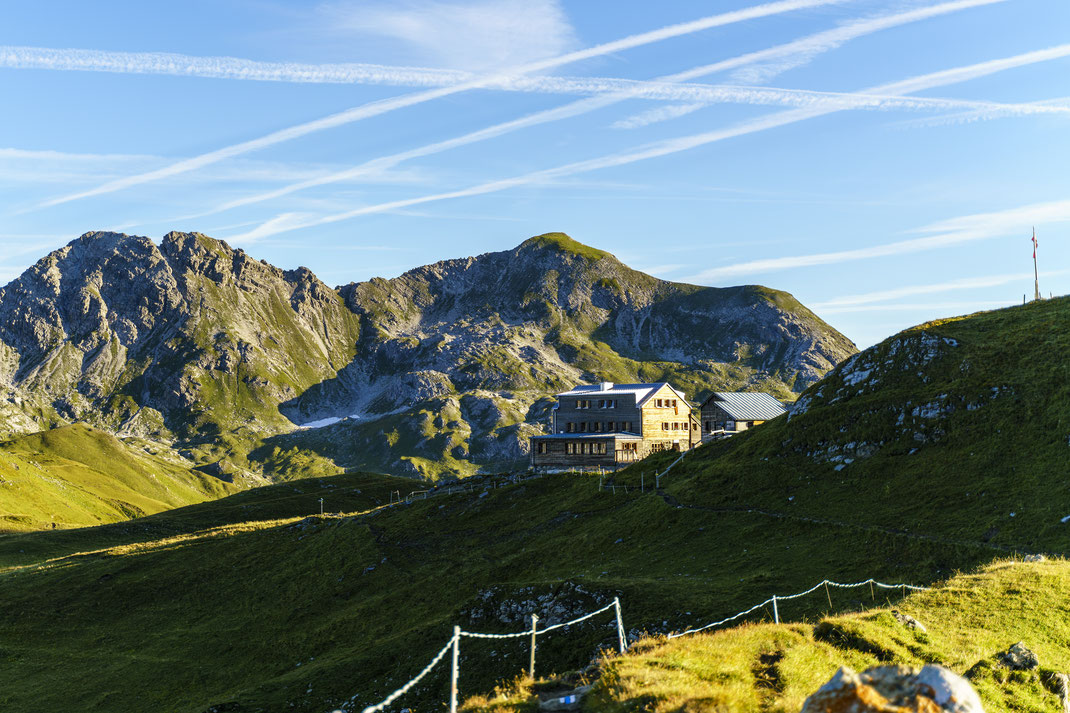 Beim Laufen nicht vergessen,dass sich der Blick zurück lohnen kann. Hier nochmal die Stuttgarter Hütte in der Morgensonne.