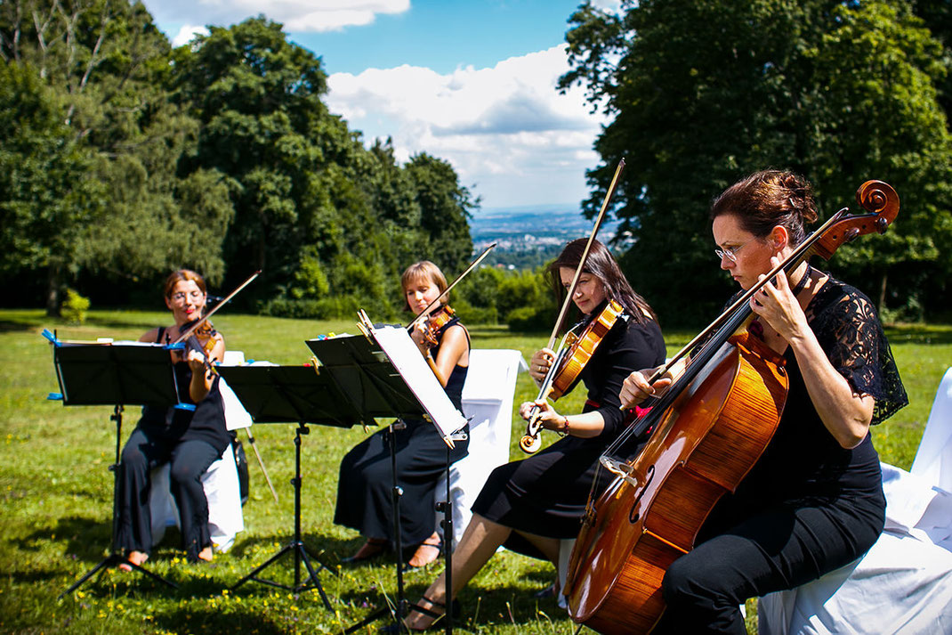 Quartett musiziert während der Trauung