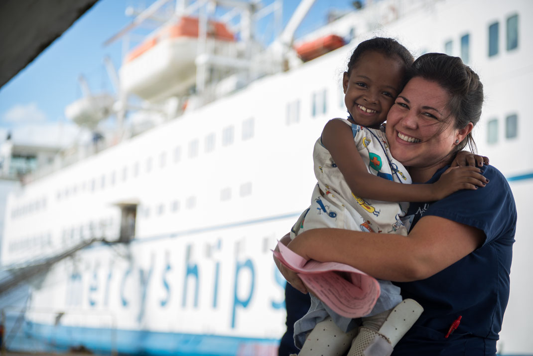 Mercyships bietet Menschen in Entwicklungsländern ehrenamtlich eine kostenlose medizinische Versorgung 