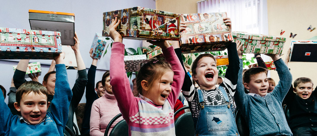 Kinder in Not erhalten kostenlos Weihnachtspäckchen