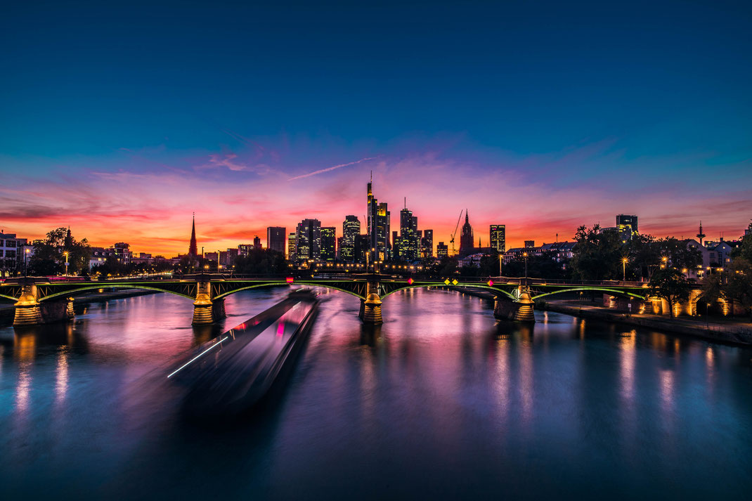 Frankfurt - Deutschlands größte Bankenstadt bei Nacht kostenlos herunterladen