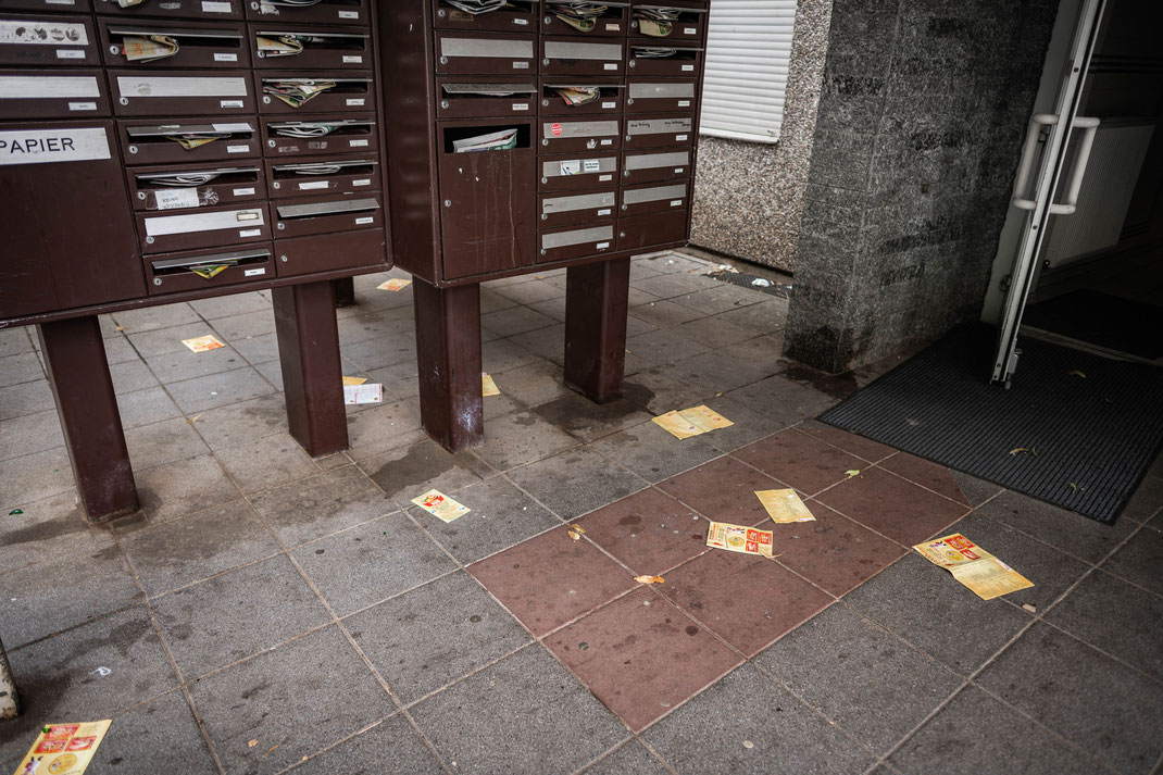 An alle Hundebesitzer - Warum lässt ihr eigentlich eure Hunde nicht euer Bein pissen? Diese Pfosten sind dazu da, um die Konstruktion der Briefkästen zu tragen. Die Wandecke hat auch ihre bestimmte Funktion - es ist nämlich eine tragende Wand.