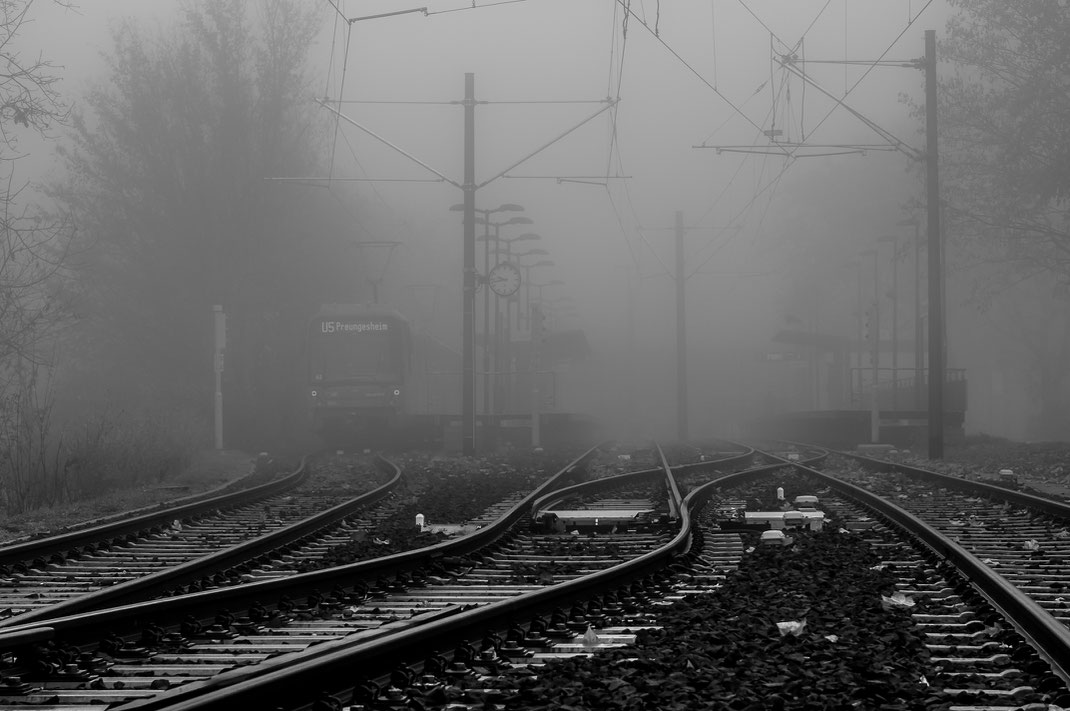 Der einsame Bahnhof im Nebel kostenlos herunterladen