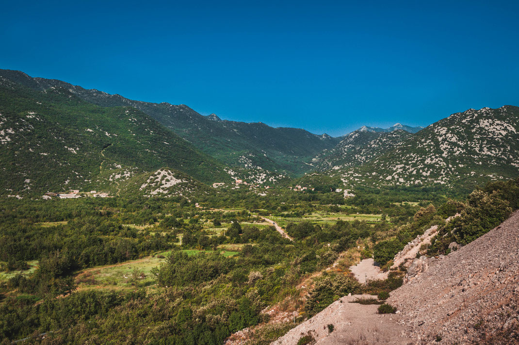 Kroatiens unendliche Berge und Berglandschaft am Meer kostenlos herunterladen