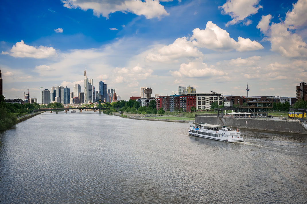 Frankfurt bietet wie jede andere Großstadt vielfältige Motive nicht nur für Fotografen, sondern für jeden Besucher dieser Stadt. Ich weiß nicht wie es den anderen geht, aber weil ich in einer Großstadt geboren und aufgewachsen bin, zieht es mich immer wie