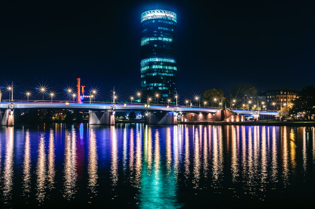 Nachtfoto vom Westhafen-Tower in Frankfurt kostenlos herunterladen