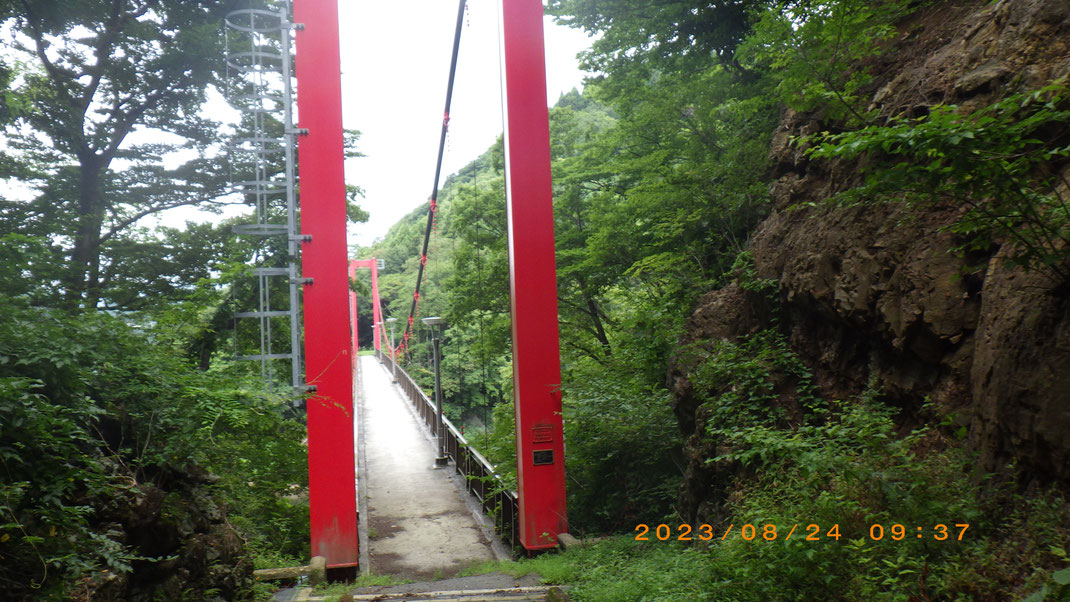 花山湖にかかる赤い吊り橋を渡ると長い階段の遊歩道が始まる。