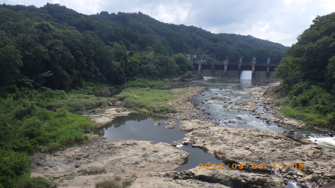 新飯野橋から見た飯野ダム（洪水災害を防ぐ為に建設された阿武隈川の堰き止めダム）